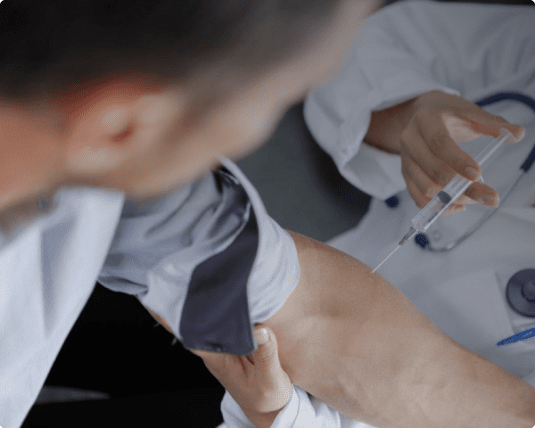 Врач делает укол пациенту